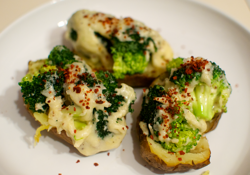 Cartofi copți cu broccoli și brânză